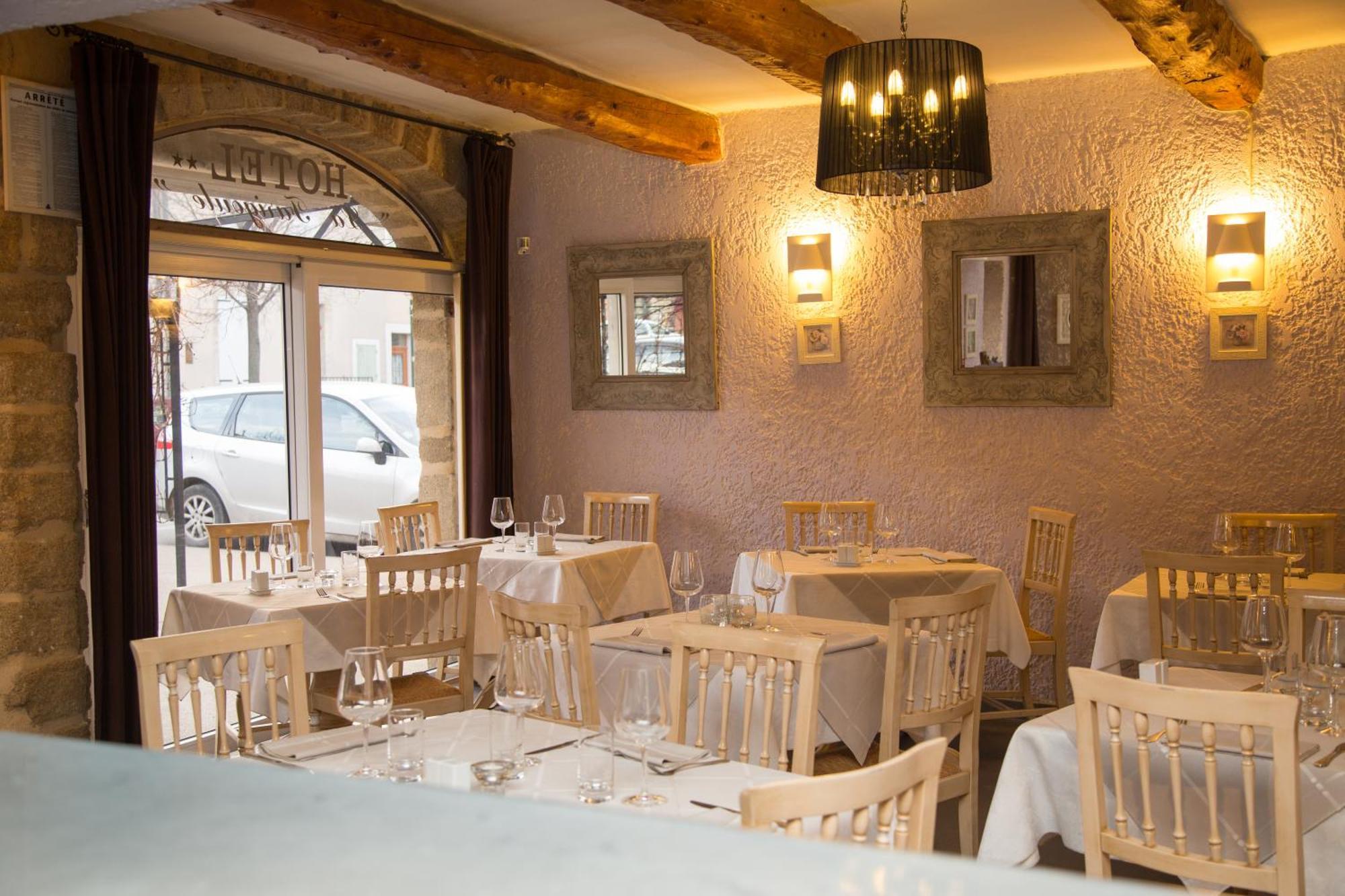 Logis Hotel Restaurant La Farigoule Sainte-Cécile-les-Vignes Zewnętrze zdjęcie