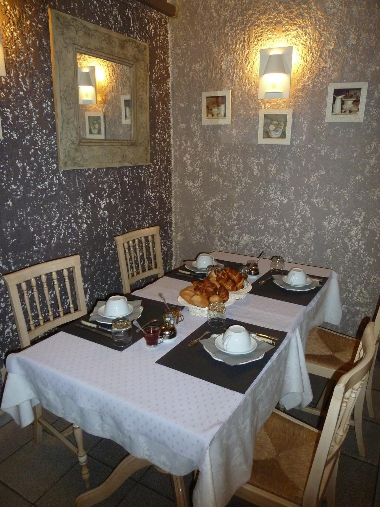 Logis Hotel Restaurant La Farigoule Sainte-Cécile-les-Vignes Zewnętrze zdjęcie