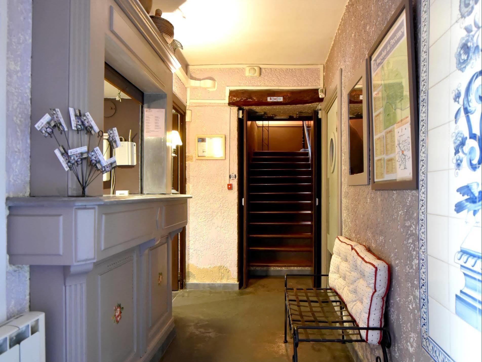 Logis Hotel Restaurant La Farigoule Sainte-Cécile-les-Vignes Zewnętrze zdjęcie